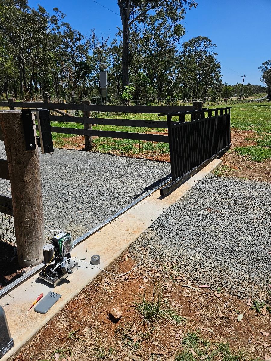 after Black Powder-coated Aluminium Sliding Gate – Slide Gate + Motor, Kleinton
