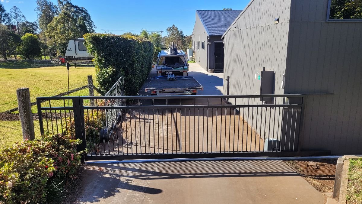 after Black Pipe-Galvanised Sliding Gate – Gate + Motor, Kleinton