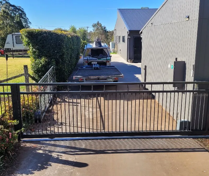 after Black Pipe-Galvanised Sliding Gate – Gate + Motor, Kleinton