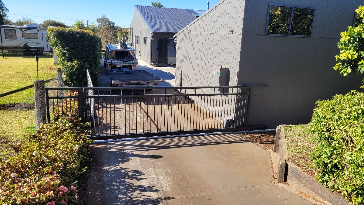 after Black Pipe-Galvanised Sliding Gate – Gate + Motor, Kleinton
