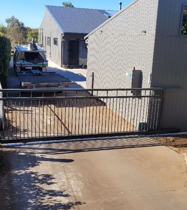 after Black Pipe-Galvanised Sliding Gate – Gate + Motor, Kleinton