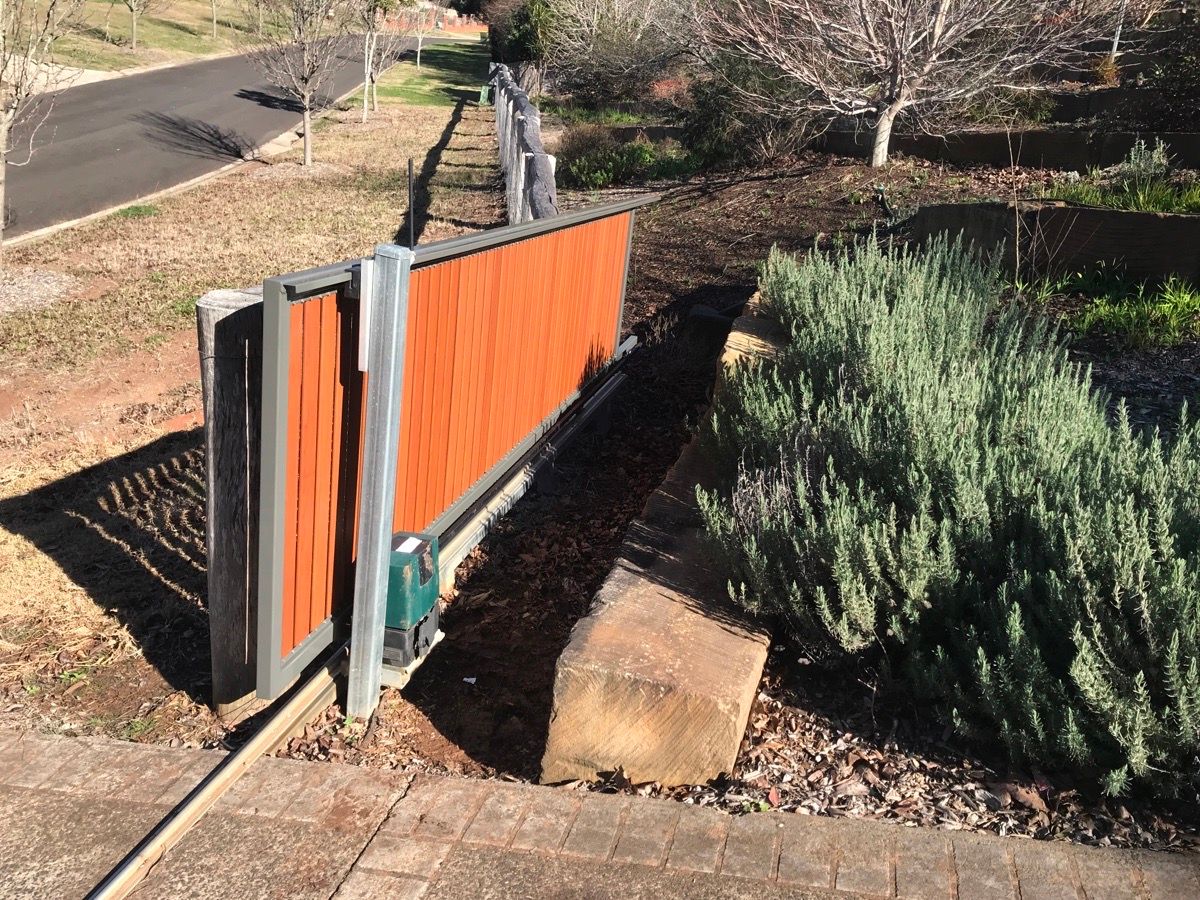 detail Wood-look Powder-coated Aluminium Sliding Gate – Repairs to Gate (Single Sliding Aluminium Vertical Slat + Centsys Motor LV PSU swap), Blue Mountain Heights