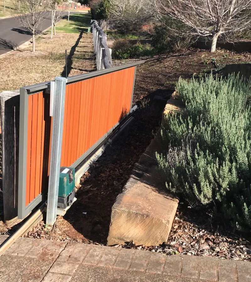 detail Wood-look Powder-coated Aluminium Sliding Gate – Repairs to Gate (Single Sliding Aluminium Vertical Slat + Centsys Motor LV PSU swap), Blue Mountain Heights