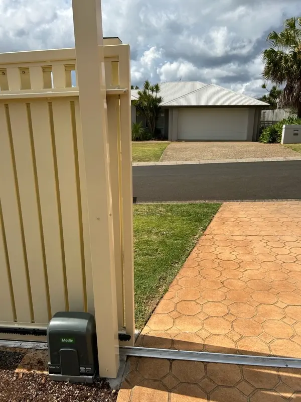 after Cream Powder-coated Aluminium Sliding Gate – Front fence + Gate, Middle Ridge