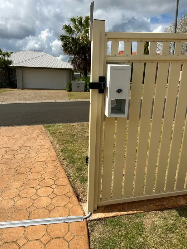 after Cream Powder-coated Aluminium Sliding Gate – Front fence + Gate, Middle Ridge