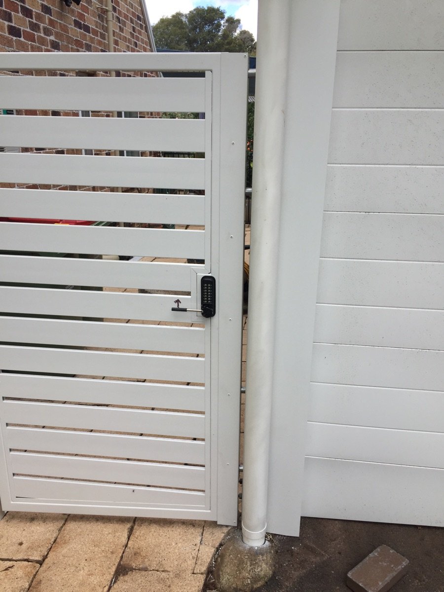 detail Surfmist Powder-coated Aluminium Swing Gate – Gate, Blue Mountain Heights