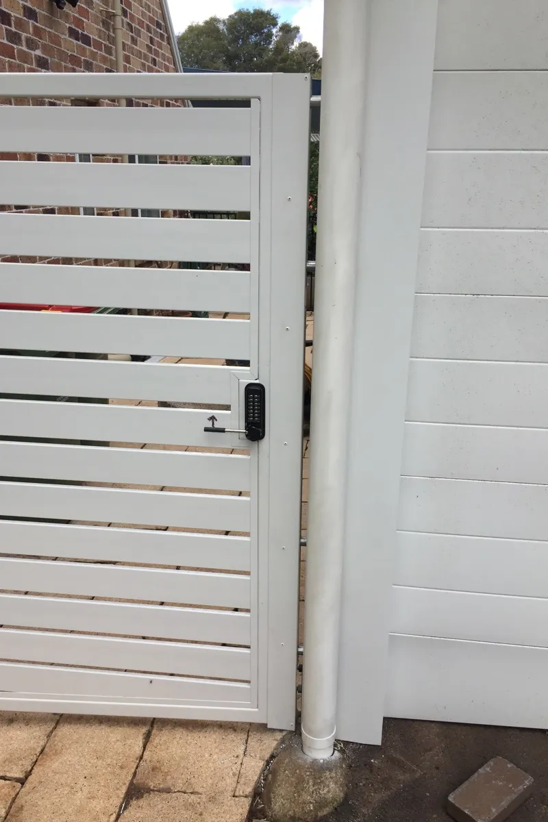 detail Surfmist Powder-coated Aluminium Swing Gate – Gate, Blue Mountain Heights