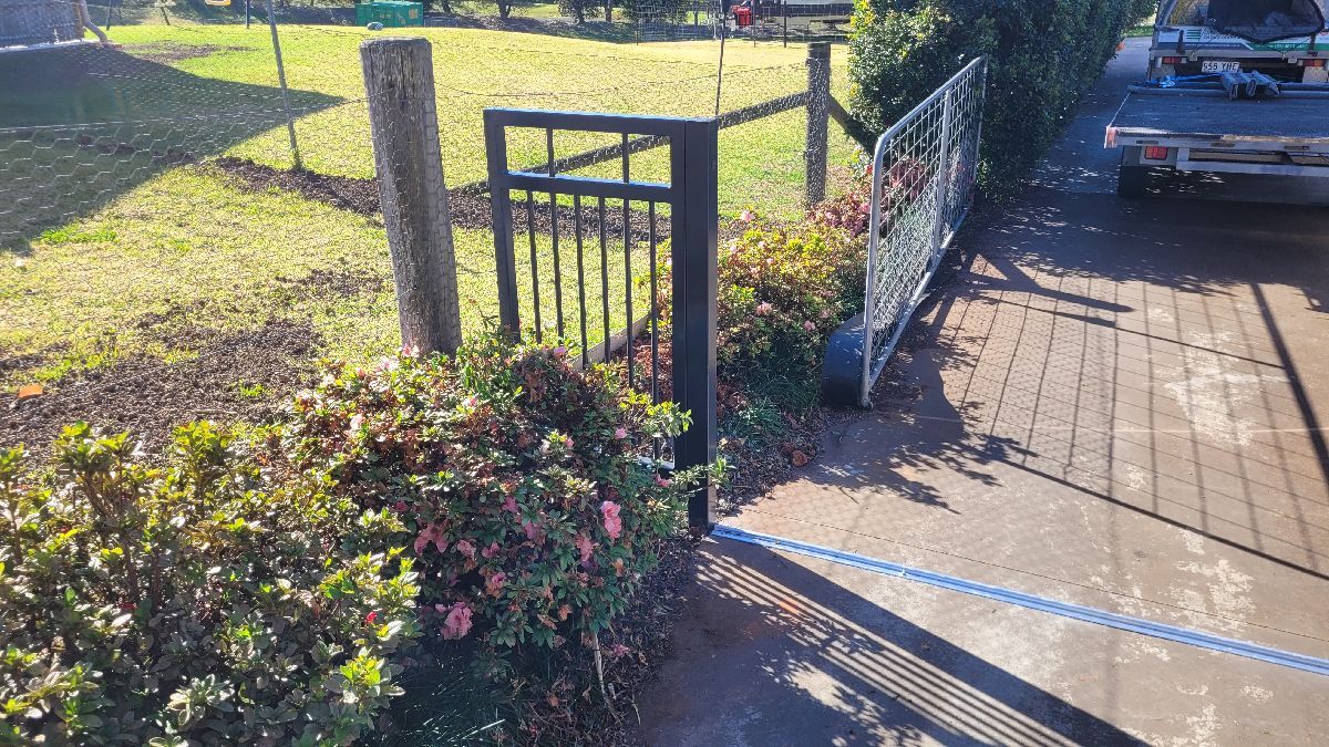 after Black Pipe-Galvanised Sliding Gate – Gate + Motor, Kleinton