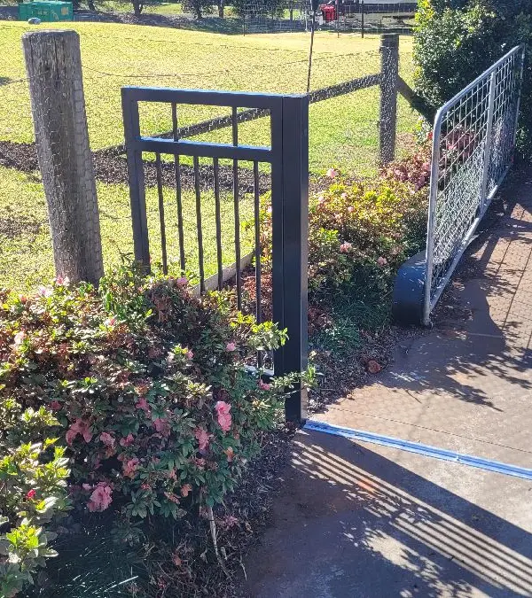 after Black Pipe-Galvanised Sliding Gate – Gate + Motor, Kleinton