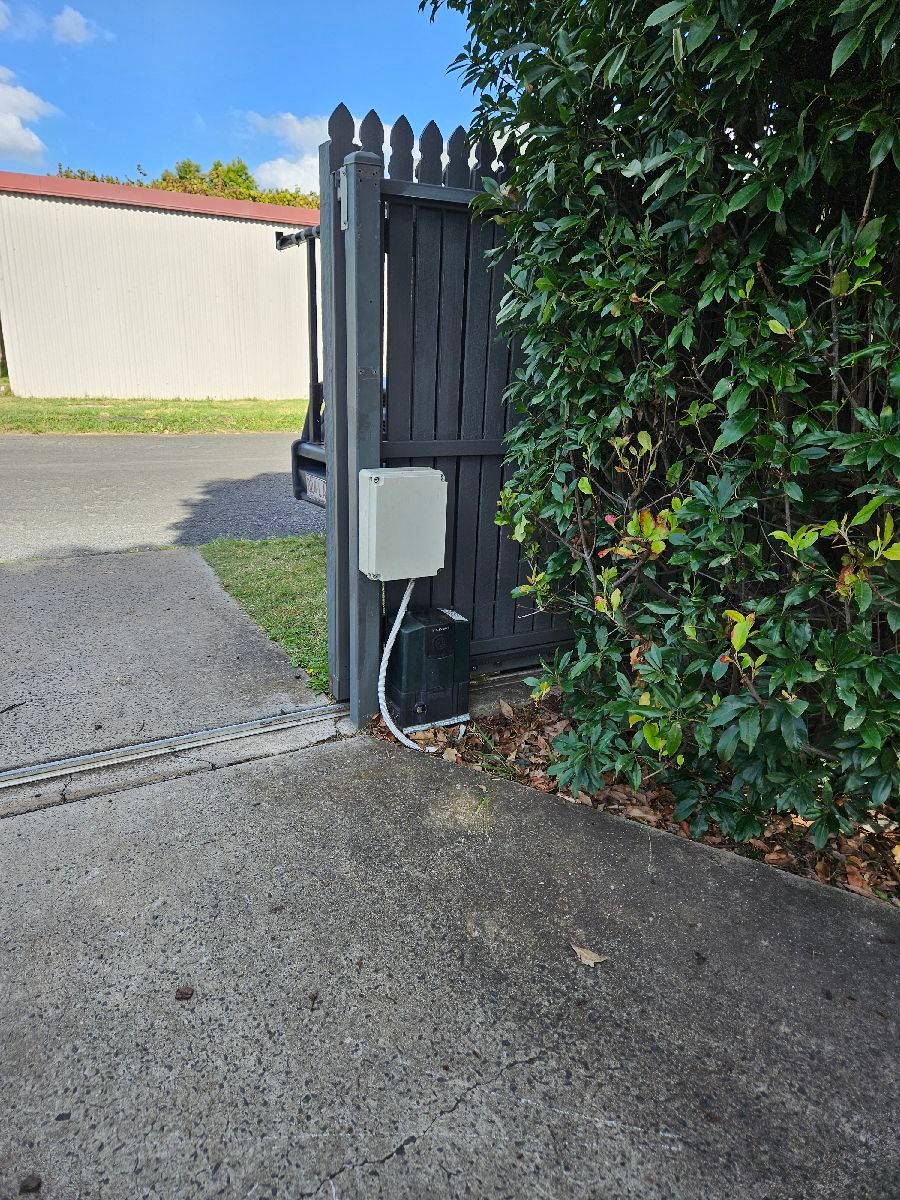 before Woodland Grey Timber Sliding Gate – Timber Gate Repair, East Toowoomba