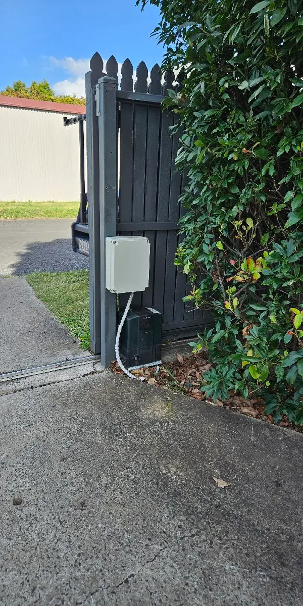 before Woodland Grey Timber Sliding Gate – Timber Gate Repair, East Toowoomba
