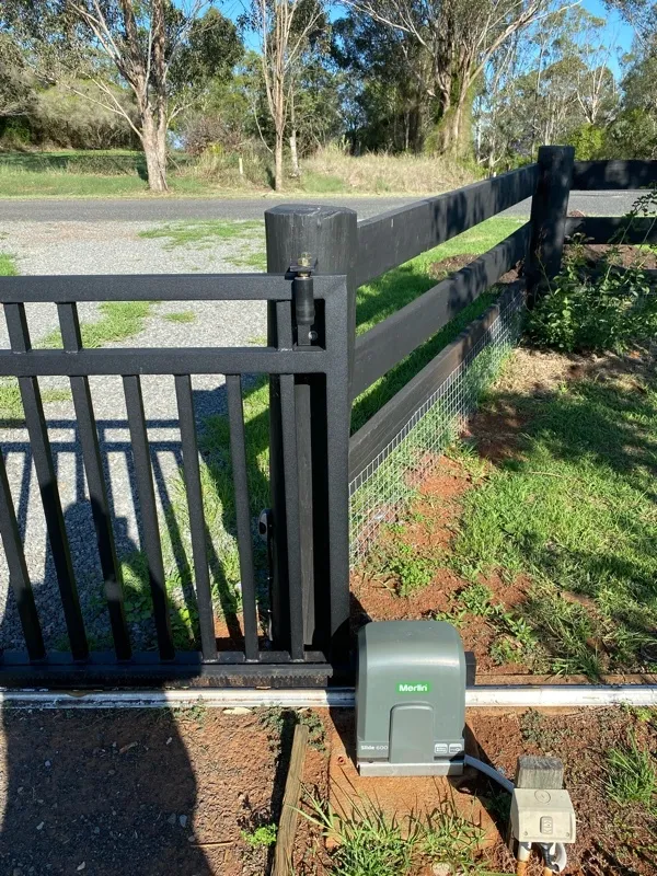 before Black Powder-coated Aluminium Sliding Gate – Fix Slide Gate, Kleinton