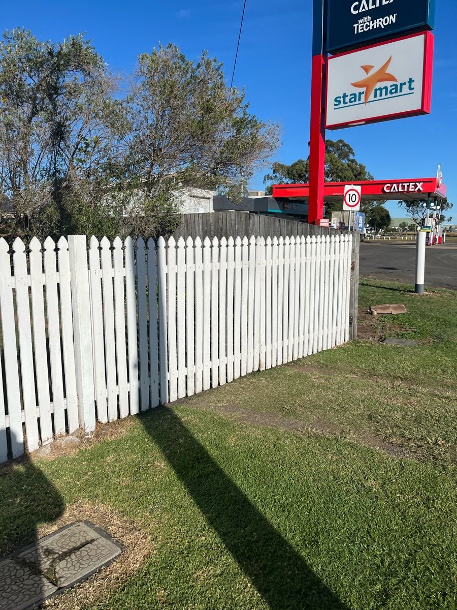 before White Timber Swing Gate – Swing Gate Motor, Oakey