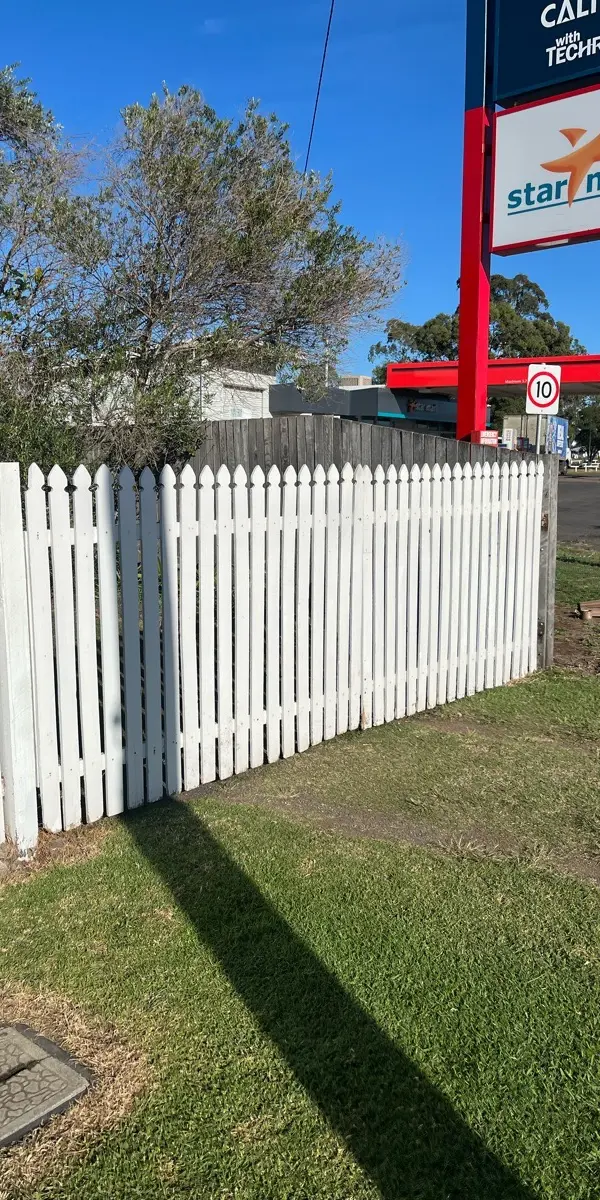 before White Timber Swing Gate – Swing Gate Motor, Oakey